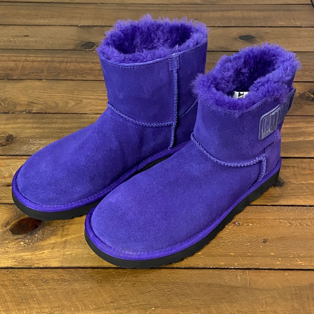 UGG Women Mini Bailey Graphic Logo Strap Boots Violet Night Purple Suede Size 7